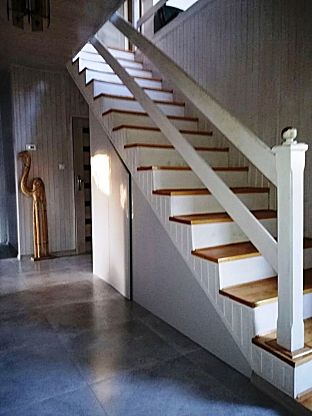 Piękne i nowoczesne białe schody